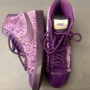 FOR SALE TO BEST OFFER: Nike Limited Edition Purple Velvet Sneaker Size …